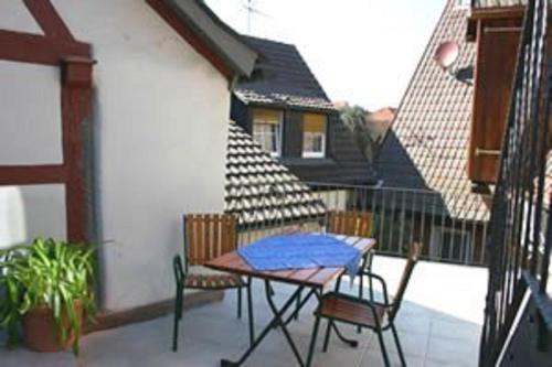 eine Terrasse mit einem Tisch und Stühlen auf dem Balkon in der Unterkunft Romantisches Torhaus in Sommerhausen