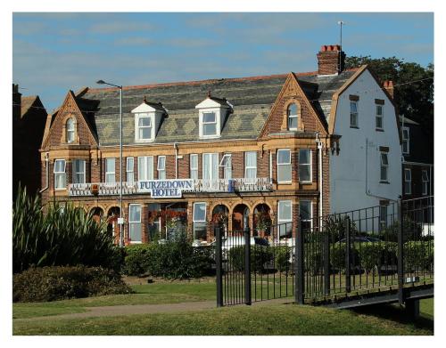 un gran edificio de ladrillo con un cartel. en Furzedown Hotel, en Great Yarmouth