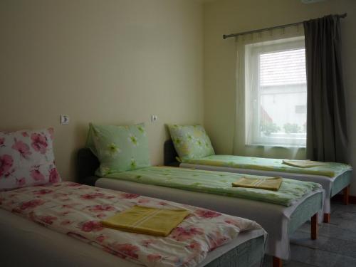 Posteľ alebo postele v izbe v ubytovaní Mórafészek vendégház