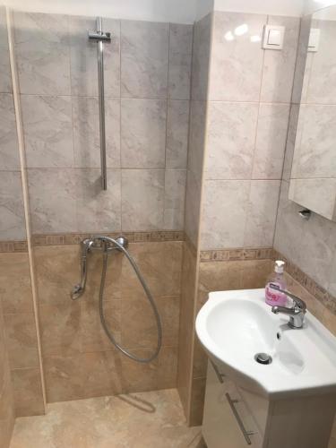un bagno con doccia e lavandino di Your Space in Sofia a Sofia