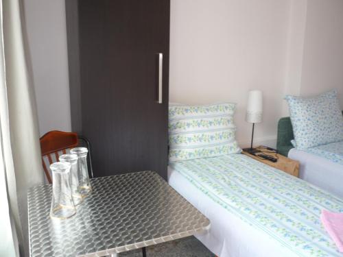 a bedroom with a bed and a table with a small table sidx sidx sidx at Mórafészek vendégház in Mórahalom