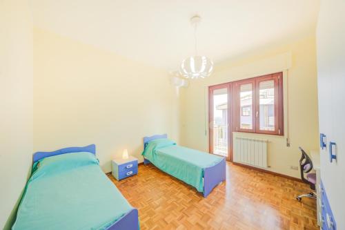 ein Krankenhauszimmer mit 2 Betten und einem Fenster in der Unterkunft Domus Iose Seaview Apartment in Syrakus