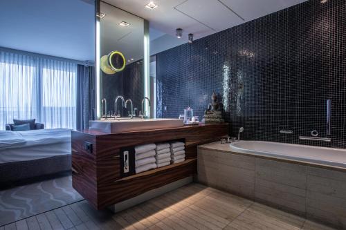 Uma casa de banho em Radisson Blu Hotel Köln