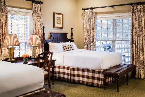 um quarto com 2 camas e uma janela em Barnsley Resort em Adairsville