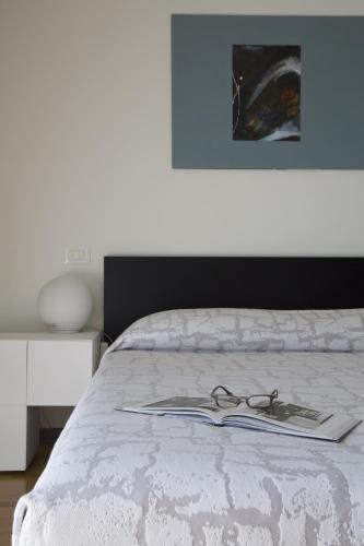 a bed with a pair of glasses on top of it at Ristolocanda Grani Di Pepe in Flaibano