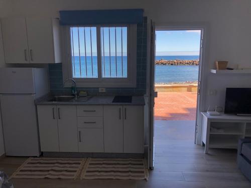 cocina con ventana y vistas al océano en Apartamento Salinas, en Pozo Izquierdo