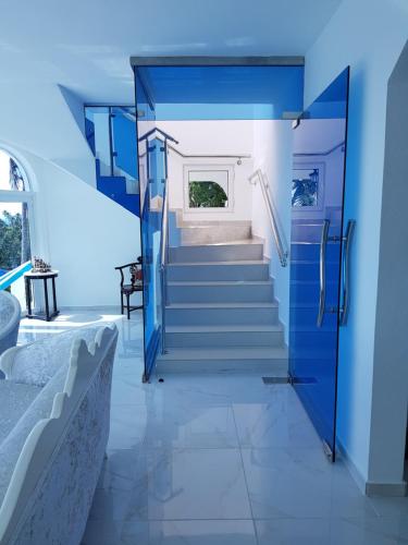 un pasillo azul con escaleras y una puerta azul en casaenjoysamana, en Los Naranjos