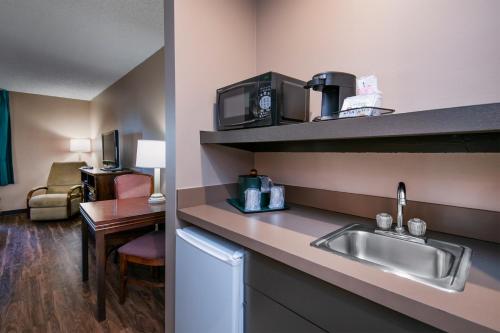 Příslušenství pro přípravu čaje a kávy v ubytování Guest Inn & Suites - Midtown Medical Center