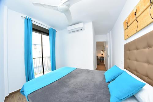 a bedroom with a large bed and a window at Zenbeach 1A playa carihuela in Torremolinos