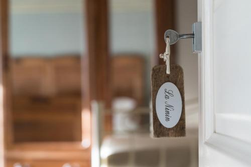 a tag on a door with the words home sweet home at Lange in Priocca