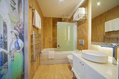 Bilik mandi di Azade Premier Hotel