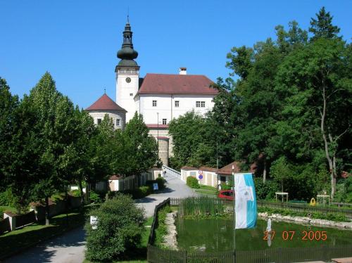 a large white building with a clock tower on top at Schlossbrauerei Weinberg - Erste oö. Gasthausbrauerei in Kefermarkt
