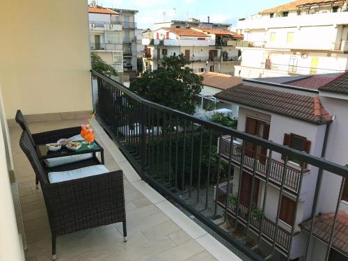 Un balcón con una silla y una mesa. en Bella Tropea Accommodation en Tropea