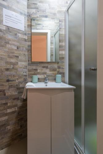 a bathroom with a white sink and a mirror at 4U Alojamento - Terraço & Varanda in Abrantes