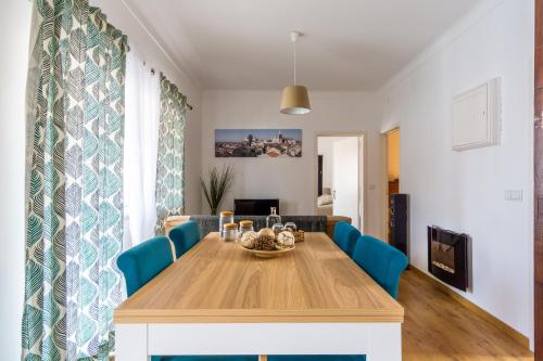 a dining room with a table and blue chairs at 4U Alojamento - Terraço & Varanda in Abrantes