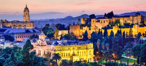 - une vue sur la ville la nuit dans l'établissement Holidays2Malaga Cathedral View, à Malaga