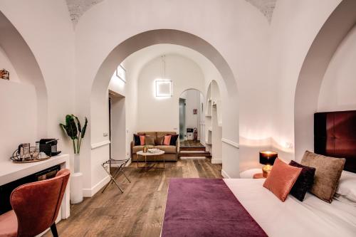 ローマにあるブティック チェントラーレ ルレのベッドルーム1室(ベッド1台付)、リビングルームが備わります。