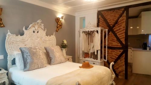 - une chambre avec un lit blanc et un miroir dans l'établissement Charming Apartment I Historical Center, à Lisbonne