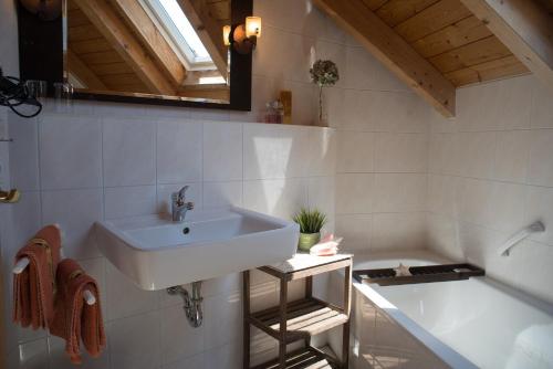 La salle de bains est pourvue d'un lavabo et d'une baignoire. dans l'établissement Appartementhaus Sibylle, à Bad Füssing