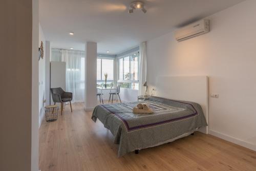 un dormitorio con una cama con un animal de peluche en Estudio Candado Beach, en Málaga