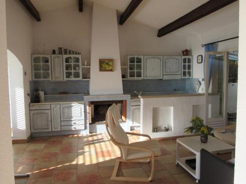 Elle comprend un salon doté d'armoires blanches et d'une cheminée. dans l'établissement Villa - Mas de la mer, à Théoule-sur-Mer