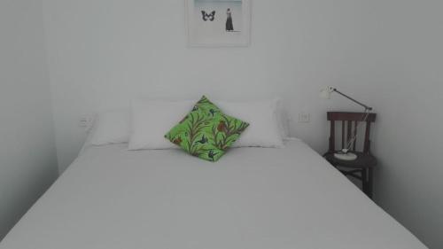 プンタ・ムヘーレスにあるJUREL, cómodo estudio junto al marの白いベッド(緑の枕付)