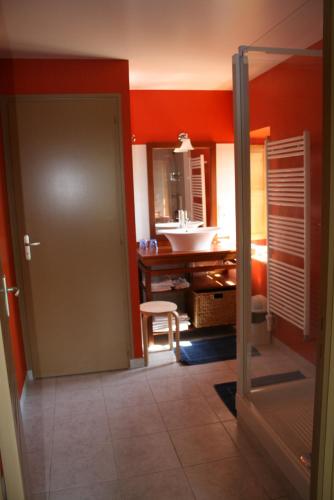 La salle de bains est pourvue d'un lavabo et d'un bureau avec une chaise. dans l'établissement Le Petit Manoir - Jean Gédouin, à Servon