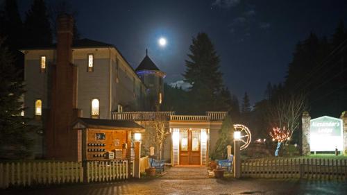 Una casa de noche con la luna en el cielo en Alexander's Lodge, en Ashford