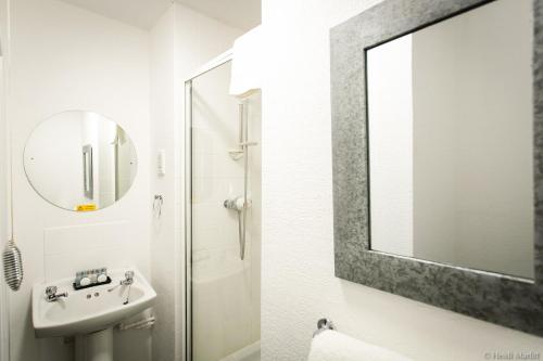 A bathroom at The Old Hall Inn 