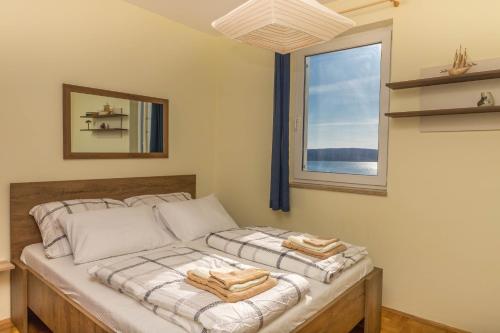 เตียงในห้องที่ Apartmani Adria LiLa Crikvenica Dramalj