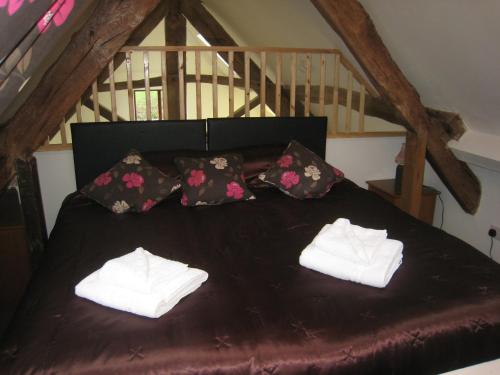 a bedroom with a bed with two towels on it at Romeo Cottage - Sleeps 4 - Open Plan Barn - Private Hot Tub & Garden in Stratford-upon-Avon