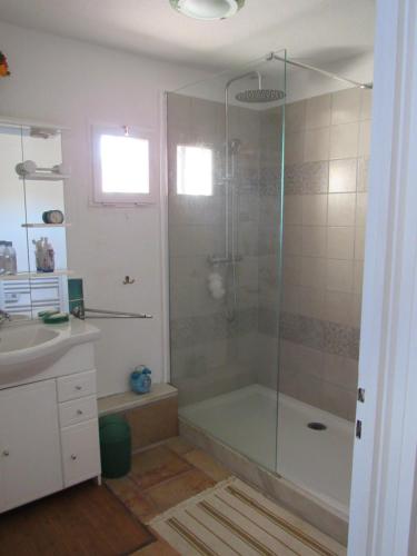 une salle de bain avec une douche, une baignoire et un lavabo dans l'établissement Villa - Mas de la mer, à Théoule-sur-Mer