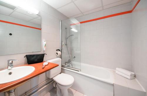 Ett badrum på Ibis Styles Chambery Centre Gare