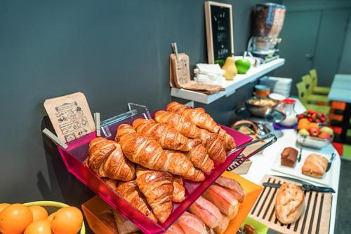 een heleboel croissants en andere zoete deegwaren op een tafel bij Ibis Styles Chambery Centre Gare in Chambéry