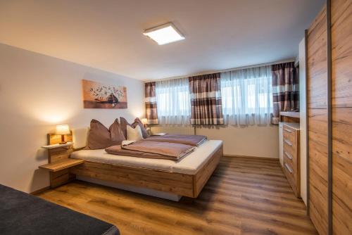 バート・ホーフガシュタインにあるAchen Villaのベッドルーム1室(ベッド1台、ドレッサー付)