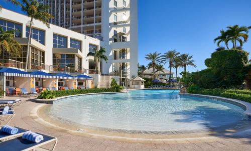 The swimming pool at or close to Naples Grande Beach Resort