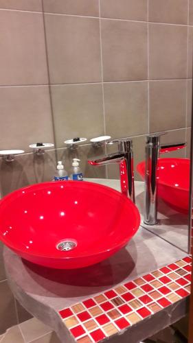 baño con lavabo rojo en la encimera en Los Perales en San Salvador de Jujuy