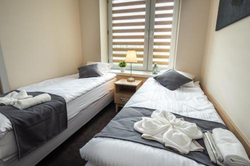 Ein Bett oder Betten in einem Zimmer der Unterkunft Astoria Fly Modlin Airport