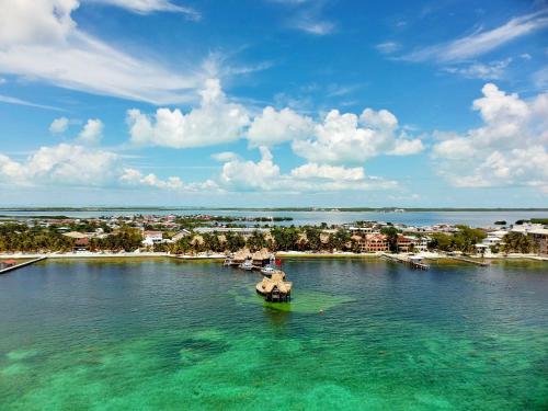 una vista aérea de un cuerpo de agua con barcos en Ramon's Village Resort, en San Pedro