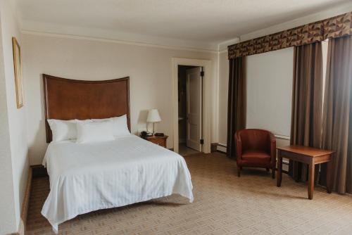 Säng eller sängar i ett rum på Prince Arthur Waterfront Hotel & Suites