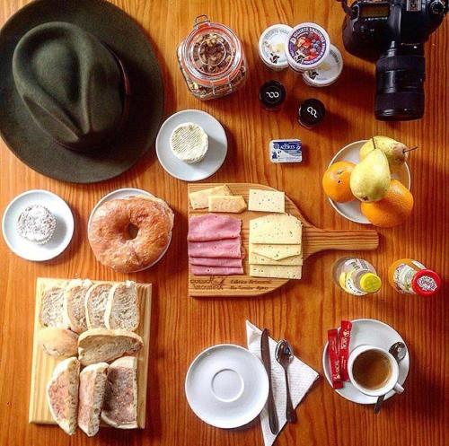 ein Holztisch mit Brot, anderen Speisen und Kaffee in der Unterkunft O Antigo Lagar in Cinco Ribeiras