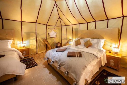 Postel nebo postele na pokoji v ubytování Sahara Happy Camp