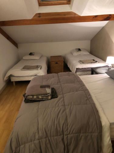 アンダイエにあるbidasoaのベッド2台が備わる部屋