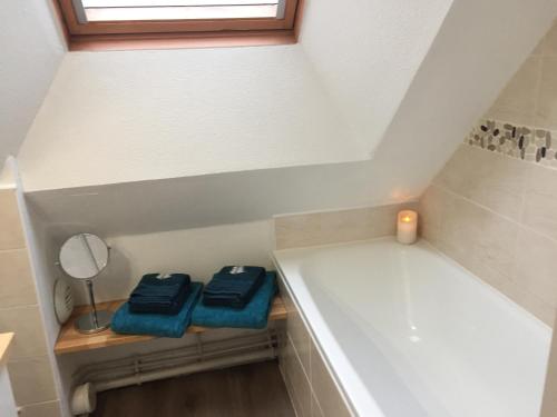 a bathroom with a bath tub and a mirror at Appartements Duplex de Charme à Bénodet Vue Mer in Bénodet