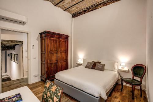 - une chambre avec un lit et une chaise dans l'établissement Farnese House in Rome, à Rome