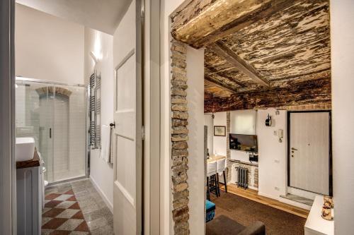 Cette chambre est dotée d'un mur en pierre et d'un couloir avec une cuisine. dans l'établissement Farnese House in Rome, à Rome