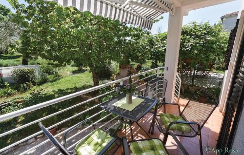 einen Balkon mit einem Tisch und Stühlen auf einer Veranda in der Unterkunft Apartment Rosa 1 (AP-A4) in Rovinj