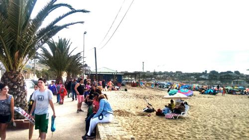 a crowd of people walking on the beach at Cabañas Mirador de Soledad in El Quisco
