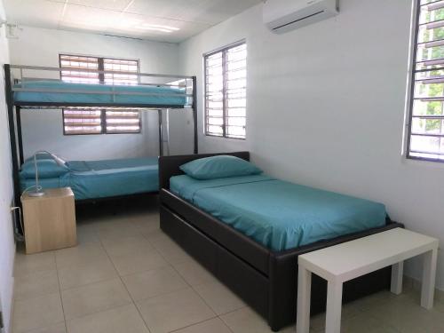 um quarto com 2 beliches e uma mesa em Urban Terrace Apartment in San Juan em San Juan