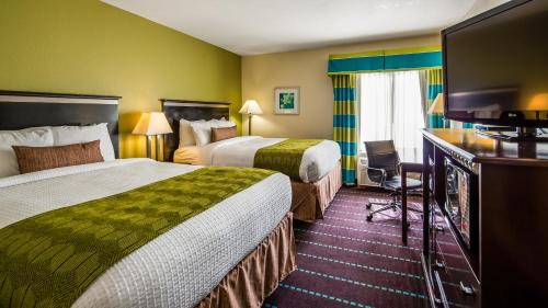 桑福德的住宿－瑪麗湖桑福德機場貝斯特韋斯特酒店，酒店客房设有两张床和一台平面电视。